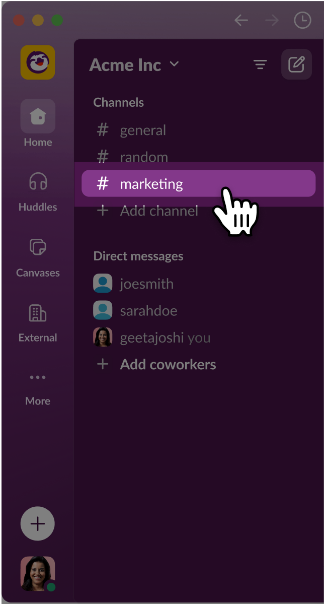 채널 및 다이렉트 메시지 트리의 채널 이름 위에 커서가 올려진 Slack 앱의 사이드바 이미지.
