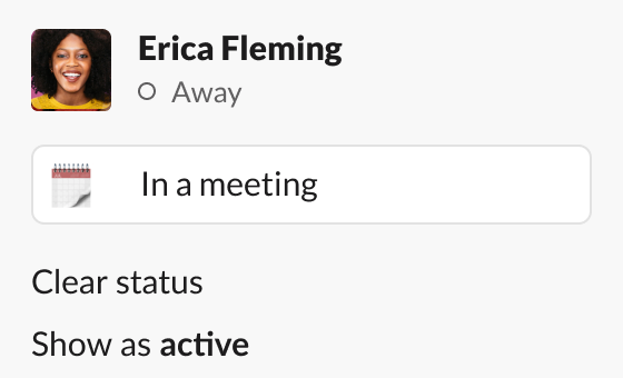 Slack-Status von Erika Fleming zeigt „in einem Meeting“ und die Verfügbarkeit „abwesend“