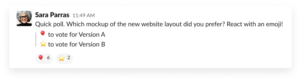 un mensaje que contiene una encuesta en la que se pide al equipo que use reacciones emoji para votar el diseño del sitio web que prefiera